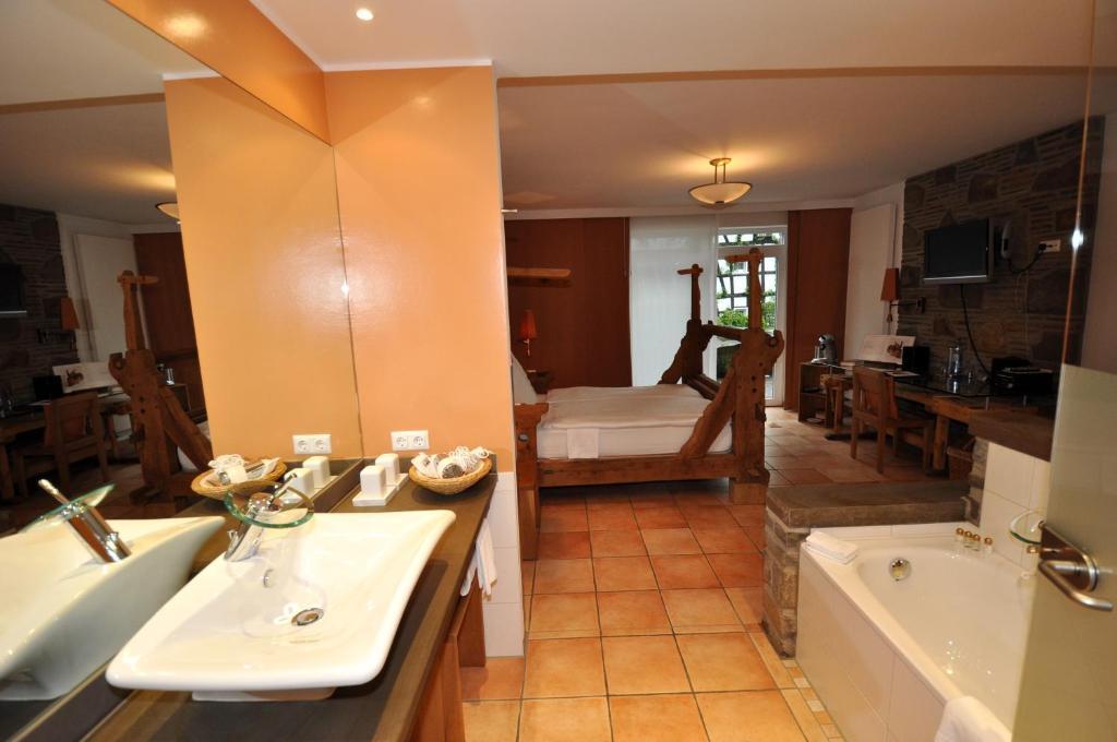 Malerwinkel Hotel Bergisch Gladbach Room photo